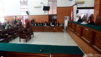 Majelis hakim kemudian mengambil jalan tengah. Majelis hakim memuntuskan menunda persidangan selama 2 minggu.