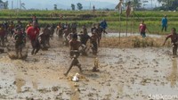 Untuk memperingati Hari Kartini sekaligus merayakan ulang tahun Pasar Inis yang pertama, berbagai perlombaan pun digelar. Seperti tangkap bebek di sawah ini (Rinto Heksantoro/detikcom)