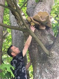 Kisah Pasangan yang Buat Hidangan Enak dari Hasil Berburu Tumbuhan di Alam Bebas