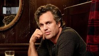 Mark Ruffalo merupakan aktor asal Amerika, yang memulai karirnya sejak tahun 1989. Ia dipercaya memerankan karakter Hulk dalam film Avengers. Mark sendiri punya kepribadian yang ramah dan sering kulineran. Foto: Istimewa