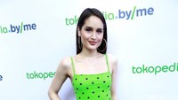 Cinta tampil kasual dengan tank top hijau dan jeans. Pool/Palevi S/detikFoto.