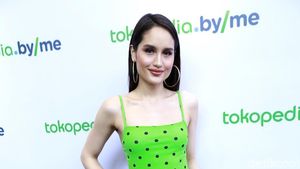 Gaya Santai Cinta Laura dengan Busana Hijau