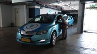 Layanan taksi listrik ini mulai tersedia untuk melayani masyarakat per Mei 2019. Pada badan mobil terdapat logo colokan listrik untuk merepresentasikan mobil listrik.Foto: Trio Hamdani