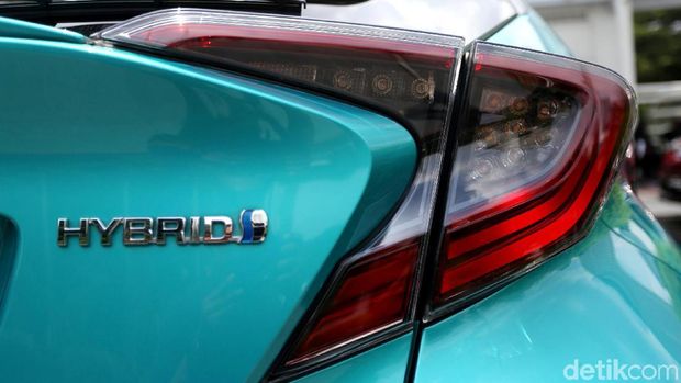 Ada emblem hybrid di bodi C-HR