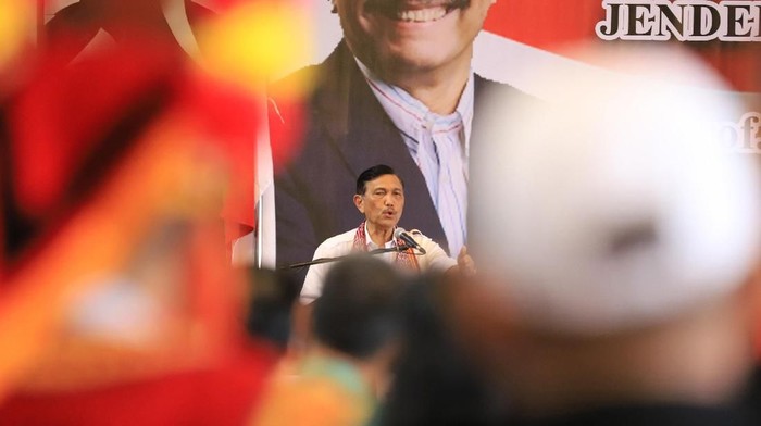 Menteri Koordinator Bidang Kemaritiman Luhut Binsar Panjaitan berpidato di acara silaturahmi dan apel kebangsaan di Rumah Radakang, Pontianak, Kalbar, Jumat (12/4/2019). Pada acara yang digelar dalam rangka menuju pemilu damai tersebut Luhut Binsar Panjaitan mengajak masyarakat Kalbar untuk menggunakan hak pilihnya pada Pemilu 2019. ANTARA FOTO/Jessica Helena Wuysang/aww.