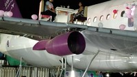 Suasana romantis pun sangat kental di Runway 1. Romantis campur ekstrem, makan di sayap pesawat! (Runway 1)