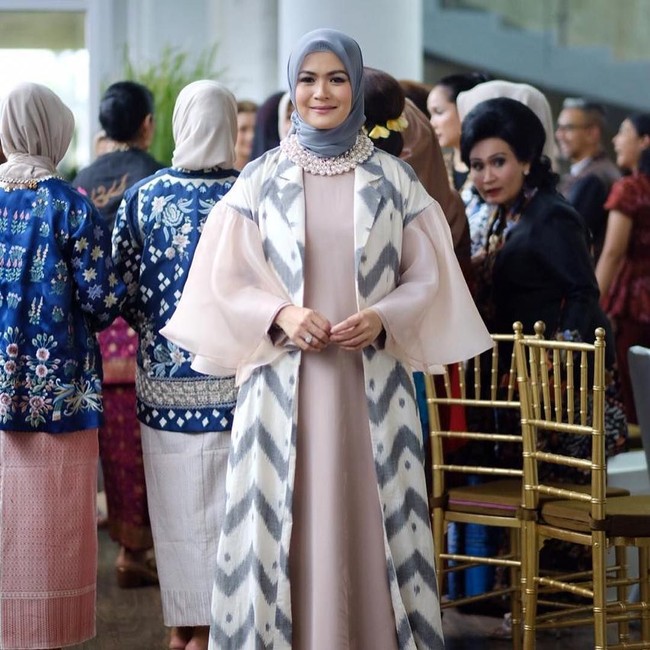 Yane kerap terlibat dalam berbagai acara fashion dan budaya. Ia juga lihai memadupadankan busana tradisional dengan gaya kekinian. Foto: Instagram/Yane_Ardian