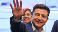 Nama Zelensky semakin terkenal saat dirinya membintangi drama satire berjudul Pelayan Rakyat. Di situ, ia memerankan tokoh seorang guru yang secara tidak sengaja menjadi presiden Ukraina. Viacheslav Ratynskyi/Reuters.