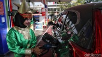 Seorang petugas SPBU mengenakan pakaian adat Minang saat bertugas dalam rangka memperingati Hari Kartini.