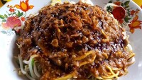 Racikan toge goreng selalu menggiurkan. Ada mie, tahu kuning, tauge yang disiram bumbu oncom dan tauco yang gurih enak. Foto: Instagram @sofyanfelanian