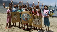 Kegiatan pemanfaatan sampah tersebut merupakan rangkaian peringatan Hari Bumi yang digelar oleh kelompok Maritim Muda Gorontalo. Anak-anak in itampak semringah dan bahagia saat mengikuti acara tersebut. Foto: ANTARA FOTO/Adiwinata Solihin.