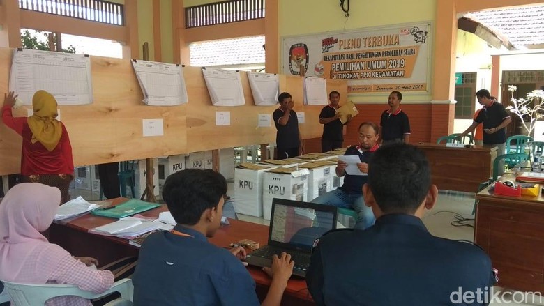 Diduga Ada Penggelembungan Suara, Penghitungan di PPK Lamongan Diulang Diduga Ada Penggelembungan Suara, Penghitungan di PPK Lamongan Diulang