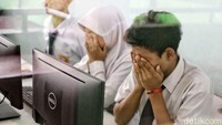 Para siswa doa bersama sebelum mengikuti UNBK.