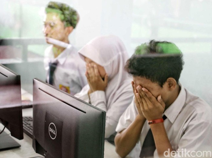 Ujian Nasional Berbasis Komputer (UNBK) tingkat SMP dimulai hari ini, Senin (22/4/2019). Seperti yang terlihat di SMPN 277 Jakarta Utara, para siswa tampak serius menjalani ujian.