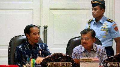Senyum Jokowi Saat Pimpin Rapat Terbatas Bareng Menteri