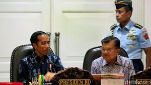 Senyum Jokowi Saat Pimpin Rapat Terbatas Bareng Menteri