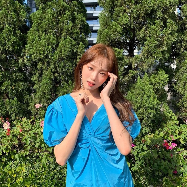 Satu lagi aktris Korea yang masuk dalam daftar yang dibuat para profesional selama tiga bulan ini. Adalah Lee Sung Kyung yang merupakan aktris sekaligus model. Foto: Instagram @heybiblee