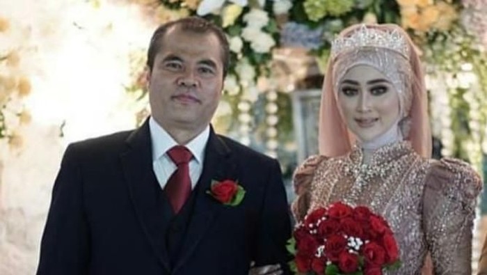Momen Aceng Fikri bersanding dengan istrinya yang beda 16 tahun. Foto: istimewa Momen Aceng Fikri bersanding dengan istrinya yang beda 16 tahun. Foto: istimewa