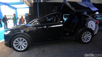 Pintu di baris kedua Tesla Model X pun terbuka ke atas yang bertujuan tetap bisa terbuka meski di jarak sempit sekalipun.