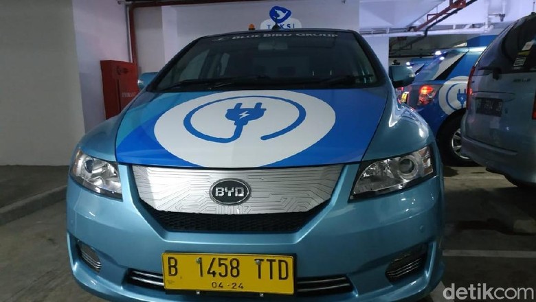 Taksi Listrik BYD e6 Foto: Ridwan Arifin Taksi Listrik BYD e6 Foto: Ridwan Arifin