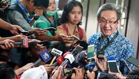 Dalam persidangan, Rommy diwakili oleh pengacaranya, Maqdir Ismail. 