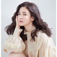 Dikenal sebagai salah satu wanita tercantik di Korea, Song Hye Kyo pun berada di posisi sembilan dalam daftar Fashion Face Award 2018. Di usianya yang ke-37 tahun, ia sering dibilang masih terlihat seperti gadis kuliahan. Foto: Instagram @kyo1122