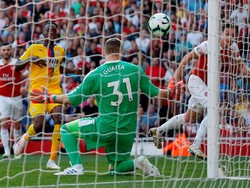 Mesut Oezil sempat menyamakan kedudukan di awal babak kedua. Tapi Palace kembali menjauh lewat dua gol yang dibuat Wilfried Zaha. Crystal Palace unggul 2-1. Matthew Childs via Reuters.