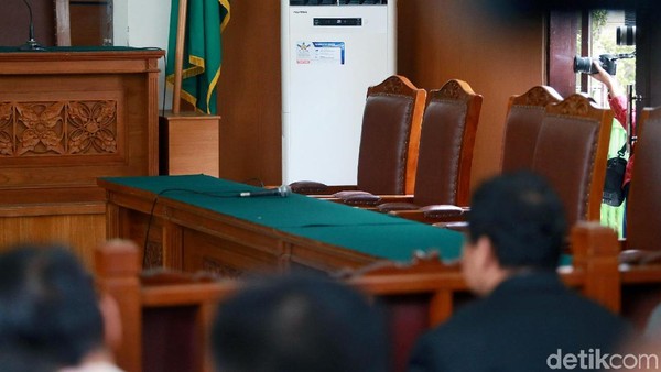 KPK Absen, Sidang Praperadilan Rommy Ditunda