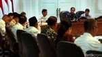 Senyum Jokowi Saat Pimpin Rapat Terbatas Bareng Menteri
