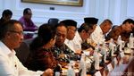 Senyum Jokowi Saat Pimpin Rapat Terbatas Bareng Menteri