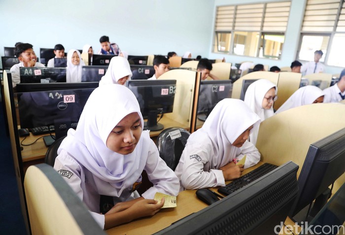 Ujian Nasional Berbasis Komputer (UNBK) tingkat SMP dimulai hari ini, Senin (22/4/2019). Seperti yang terlihat di SMPN 277 Jakarta Utara, para siswa tampak serius menjalani ujian.