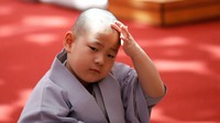Ekspresi salah seorang anak laki-laki yang akan menjadi calon Biksu cilik usai rambutnya dicukur di Kuil Jogye, Seoul, Korea Selatan.