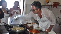 Selain handal sebagai aktor, Mark rupanya juga punya bakat terpendam dalam bidang masak memasak. Ini seriusnya ekspresi Mark saat memasak beberapa hidangan khas Italia. Foto: Istimewa