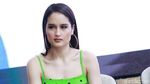 Gaya Santai Cinta Laura dengan Busana Hijau