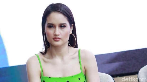 Cinta Laura Buka Suara Usai Ramai Foto Intim Disebar Pacar