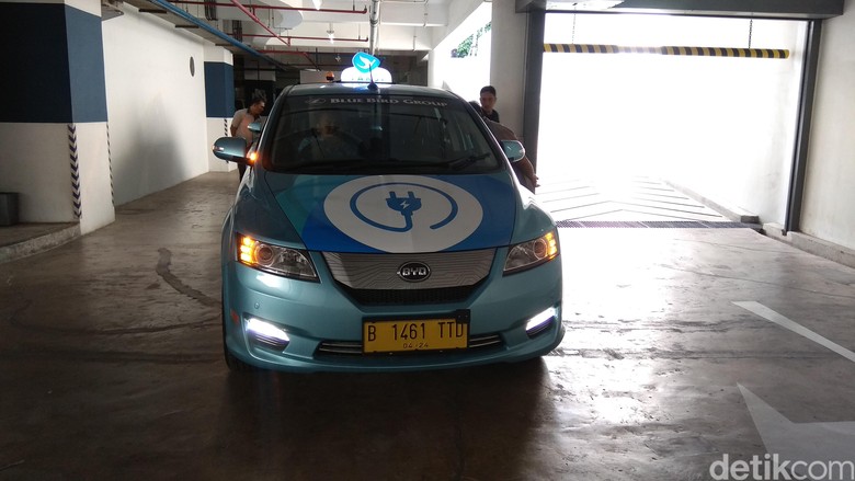Taksi listrik Bluebird BYD. Foto: Trio Hamdani Taksi listrik Bluebird BYD. Foto: Trio Hamdani