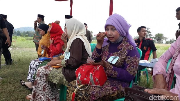 Warga Desa Weringin Jenggot, Kabupaten Tegal merayakan Hari Kartini.