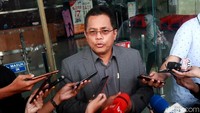 Sekjen DPR Indra Iskandar memenuhi panggilan KPK sebagai saksi untuk tersangka kasus dugaan suap Romahurmuziy (Rommy).