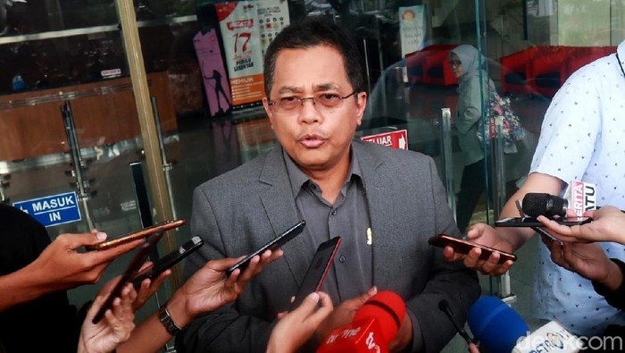 Sekjen DPR Indra Iskandar memenuhi panggilan KPK terkait kasus suap eks Ketum PPP Romahurmuziy. Dia dipanggil sebagai saksi untuk Rommy.