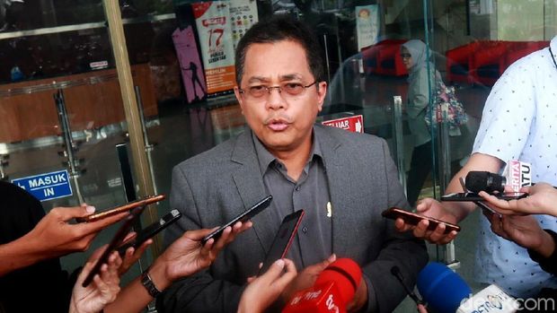 Sekjen DPR Indra Iskandar memenuhi panggilan KPK terkait kasus suap eks Ketum PPP Romahurmuziy. Dia dipanggil sebagai saksi untuk Rommy.