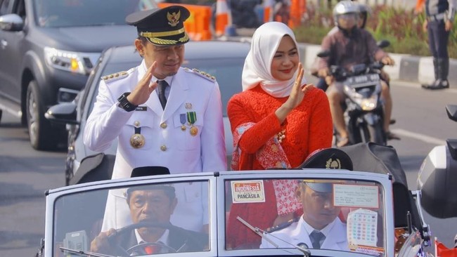 Terpilih kembali jadi Walikota Bogor periode 2019-2024, Arya Bima terbukti berhasil mencuri hati warganya. Tak hanya sosok Arya yang populer di tengah masyarakat, tapi juga sang istri Yane Ardian. Foto: Instagram/Yane_Ardian