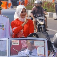 Terpilih kembali jadi Walikota Bogor periode 2019-2024, Arya Bima terbukti berhasil mencuri hati warganya. Tak hanya sosok Arya yang populer di tengah masyarakat, tapi juga sang istri Yane Ardian. Foto: Instagram/Yane_Ardian