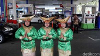 Sejumlah petugas mengenakan pakaian adat Minang dalam rangka memperingati Hari Kartini.