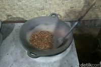 Kopi Jaran Goyang dari Desa Kemiren Disangrai dengan Cara Tradisional