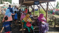 Setelah membeli makanan, pengunjung bisa menikmatinya sambil duduk di deretan bangku bambu yang telah ditata rapi dalam Halte Inis (Rinto Heksantoro/detikcom)