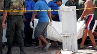 Petugas mengevakuasi korban tewas di Gereja St Anthony, Kochchikade. Reuters/Dinuka Liyanawatte.