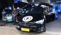 PT Blue Bird Tbk mencatat sejarah sebagai perusahaan transportasi pertama yang menyediakan taksi berbekal listrik. Armada terbarunya untuk layanan Bluebird menggunakan merk BYD e6 A/T sedangkan Silverbird, Tesla Model X 75D A/T.