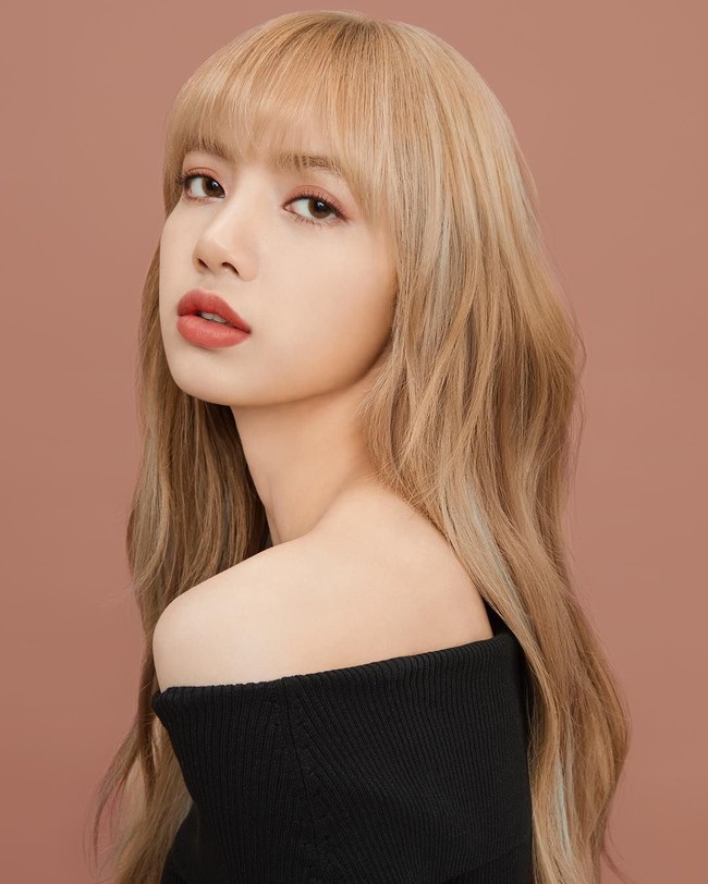 Lalisa Manoban atau yang lebih dikenal sebagai Lisa Blackpink mewakili Thailand di posisi 14. Lisa memang punya wajah unik yang membuatnya menarik perhatian. Belum lagi dengan pesona saat sudah tampil menari dan nge-rap di panggung. Foto: Instagram @lalalalisa_m