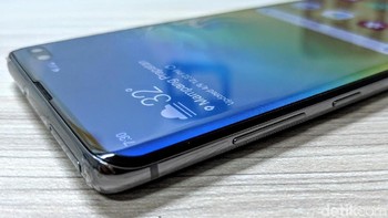 Meski memori internalnya super besar, Samsung masih memberikan slot microSD yang mendukung hingga 512 GB. Foto: Adi Fida Rahman/detikINET