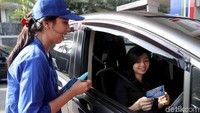 Selain mengenakan pakaian adat berbagai daerah di Indonesia, para petugas SPBU pun turut memberikan promo kepada para pengendara wanita yang mengisi bensin di pom tersebut.